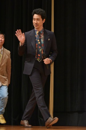 映画『焼肉ドラゴン』完成披露試写会イベントに登壇した大泉洋