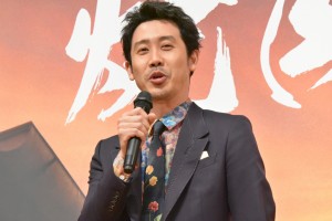 映画『焼肉ドラゴン』完成披露試写会イベントに登壇した大泉洋