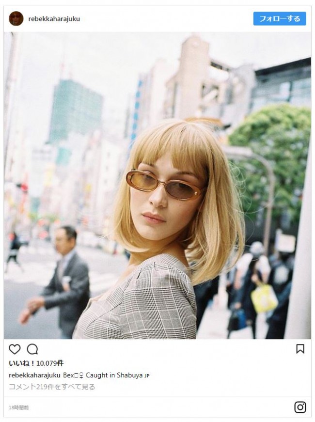 “レベッカ原宿”として金髪ボブヘアを披露したベラ・ハディッド　※「レベッカ・ハラジュク」インスタグラム