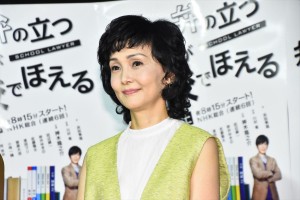 土曜ドラマ『やけに弁の立つ弁護士が学校でほえる』会見に登場した南果歩