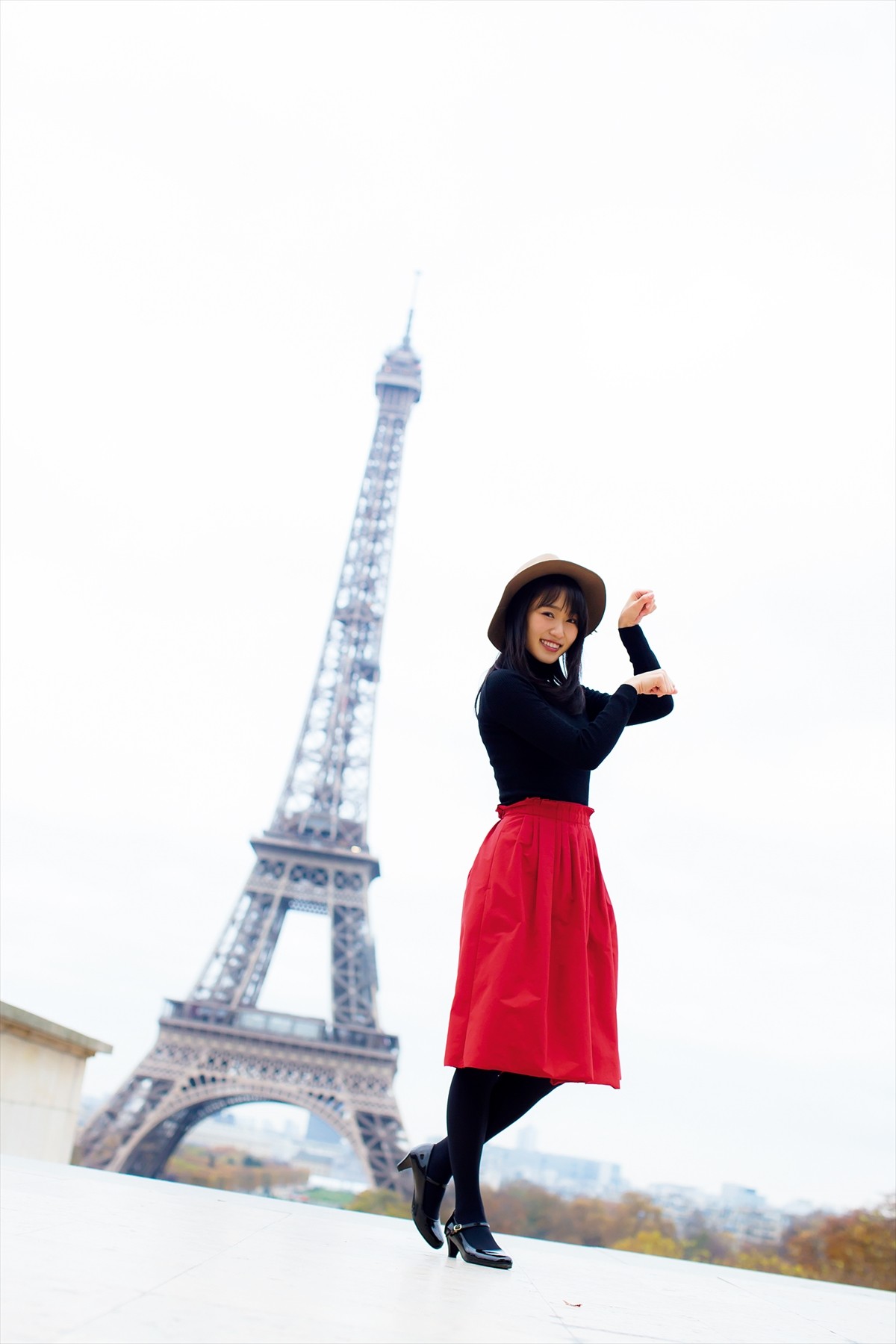 欅坂46・菅井友香、“お嬢様キャプテン”が1st写真集で美くびれ解禁