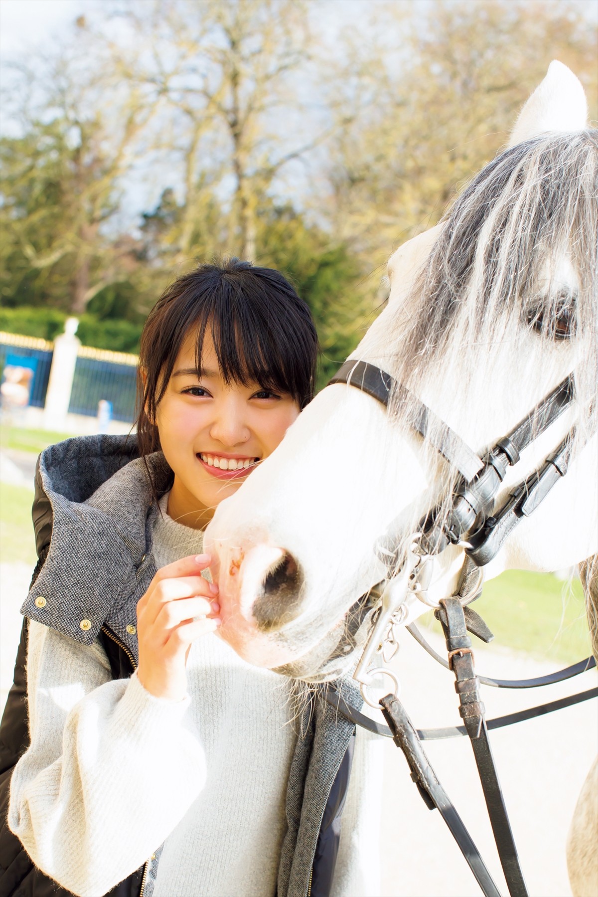 欅坂46・菅井友香、“お嬢様キャプテン”が1st写真集で美くびれ解禁