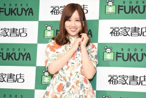 乃木坂46・星野みなみ、1st写真集『いたずら』出版記念お渡し会 記者会見・囲み取材に登場