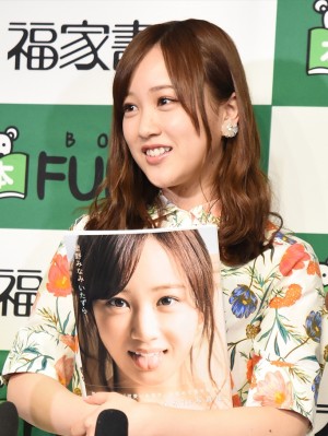 乃木坂46・星野みなみ、1st写真集『いたずら』出版記念お渡し会 記者会見・囲み取材に登場