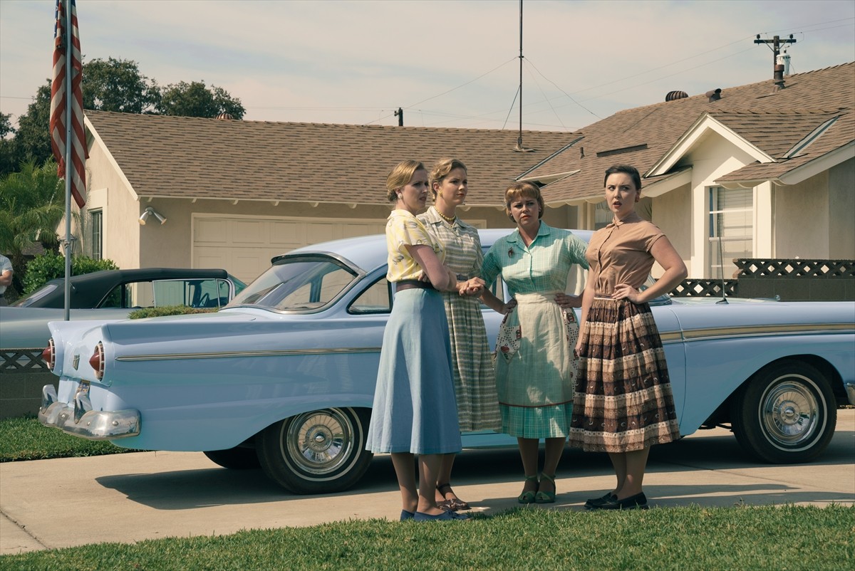 50年代アメリカのおしゃれな衣装に注目 　『サバービコン』場面写真解禁　