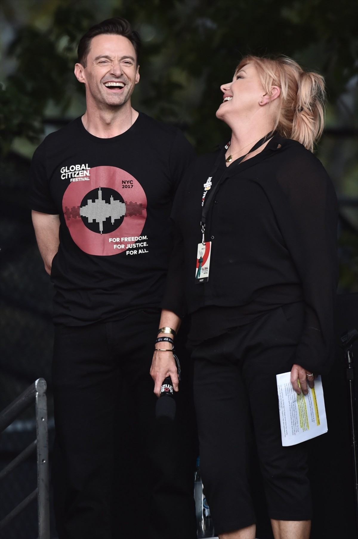 ヒュー・ジャックマン妻、夫の“ゲイのウワサ”について「雑誌は本当に意地悪よね」