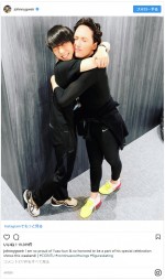 羽生結弦＆ジョニー・ウィアーの熱いハグ写真に反響「かわいい」