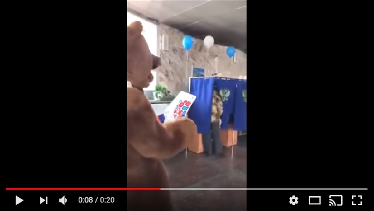 ロシア大統領選でクマ姿の男が投票