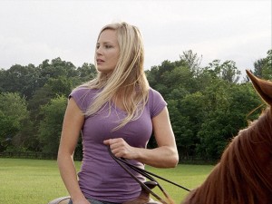 ナイトクラブで馬が大暴れ！ 女性ダンサーを振り落とす