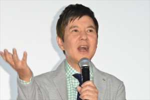 『映画クレヨンしんちゃん 爆盛！カンフーボーイズ ～拉麺大乱～』公開記念舞台挨拶に登壇した関根勤