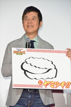 『映画クレヨンしんちゃん 爆盛！カンフーボーイズ ～拉麺大乱～』公開記念舞台挨拶に登壇した関根勤