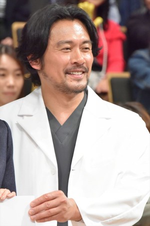 内野聖陽、『ブラックペアン』試写会＆舞台挨拶に登場