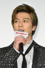 『OVER DRIVE』完成披露舞台挨拶に登壇した新田真剣佑