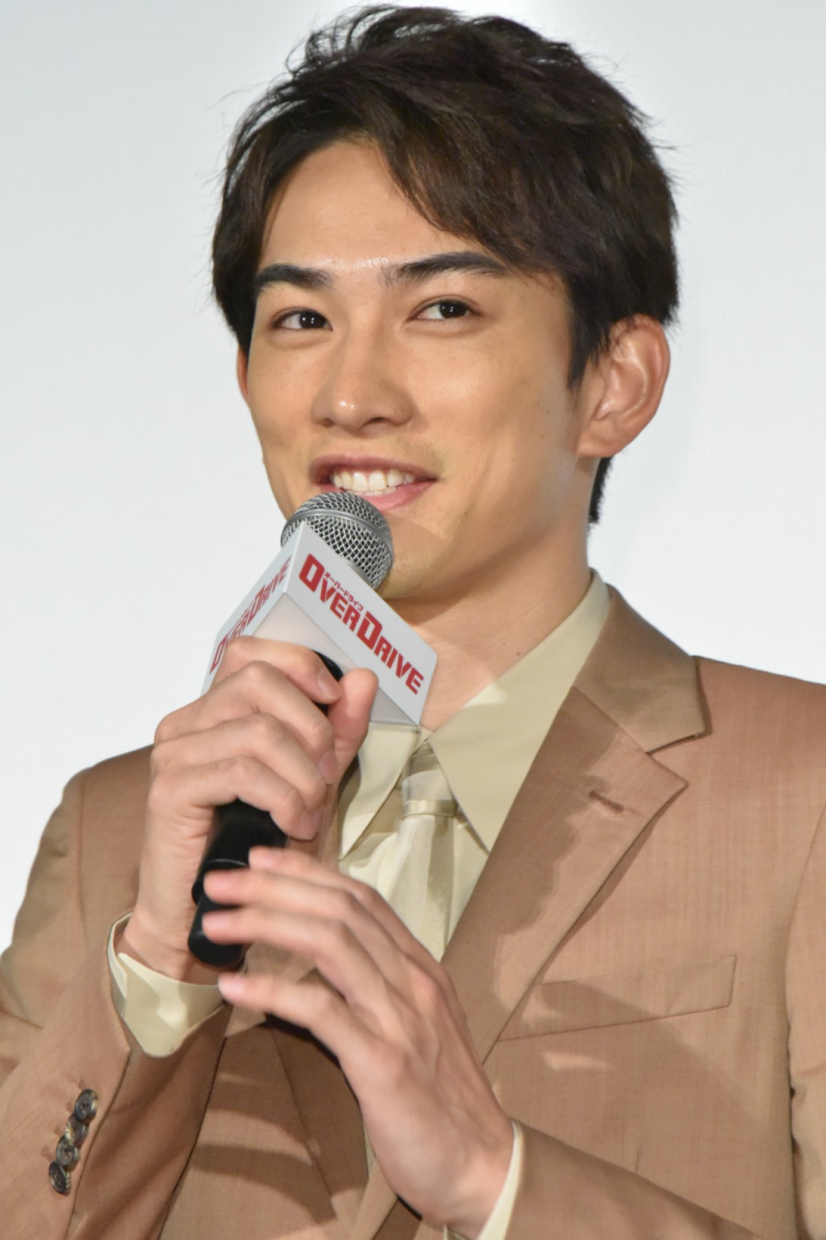 真剣佑、北村匠海への愛が止まらない「ほっぺをプニュプニュしていた」