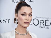 元彼のザ・ウィークエンドとキスしていた女性に間違われたベラ・ハディッド