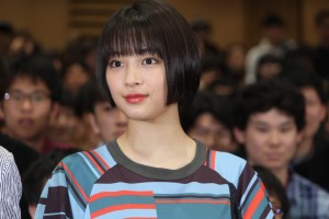 『ラプラスの魔女』公開直前イベントに登場した広瀬すず