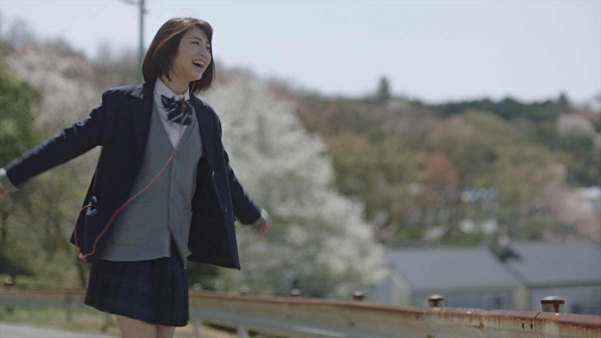 浜辺美波が出演する「LINE MUSIC」新TVCM「歌う篇」(15秒)