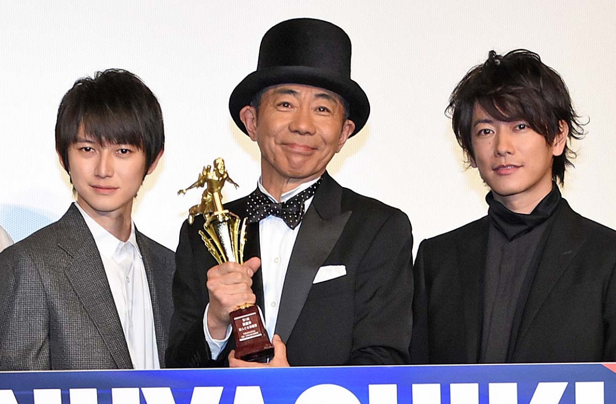 (左から)本郷奏多、木梨憲武、佐藤健