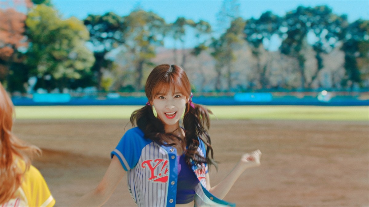 TWICE、カラフルなユニフォーム姿がかわいい！ワイモバ新CM