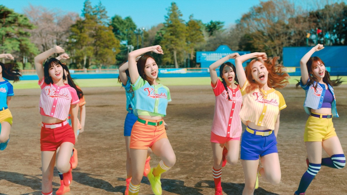 TWICE、カラフルなユニフォーム姿がかわいい！ワイモバ新CM