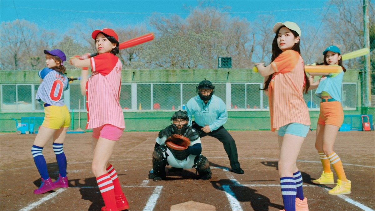 TWICE、カラフルなユニフォーム姿がかわいい！ワイモバ新CM