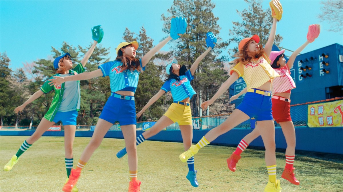 TWICE、カラフルなユニフォーム姿がかわいい！ワイモバ新CM