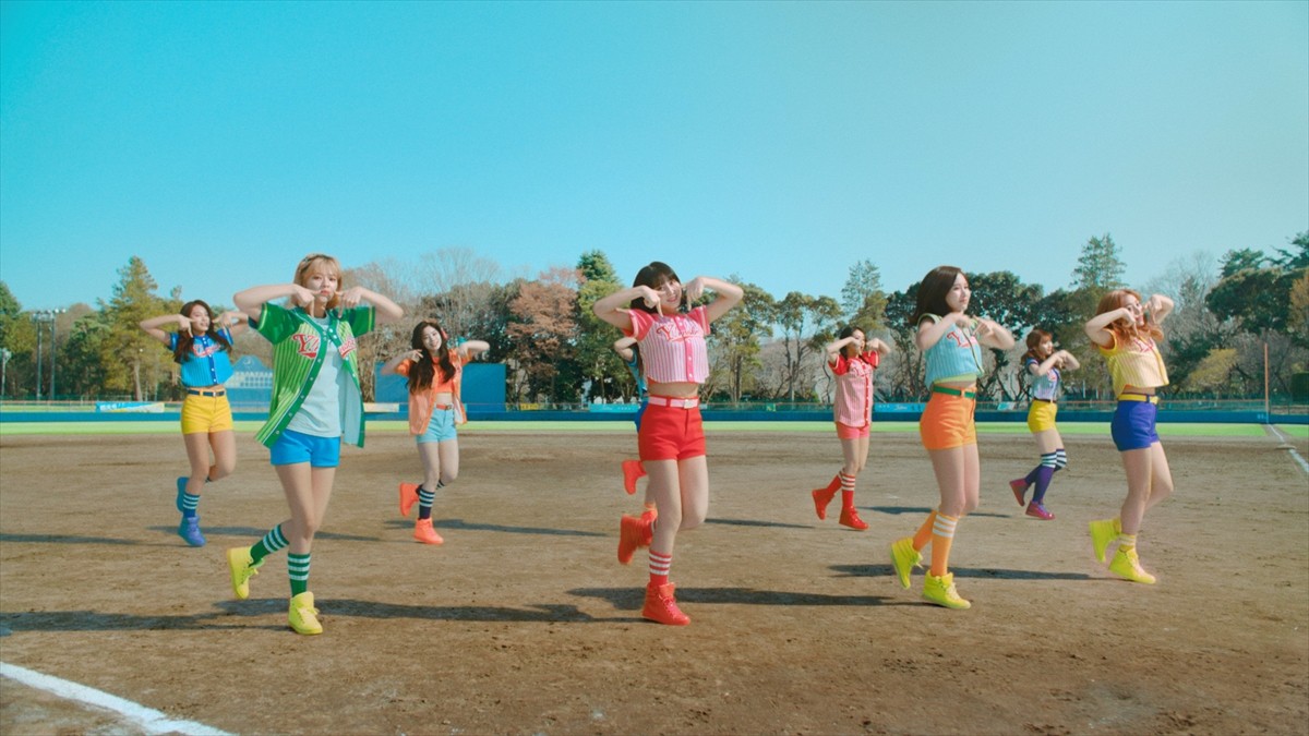 TWICE、カラフルなユニフォーム姿がかわいい！ワイモバ新CM
