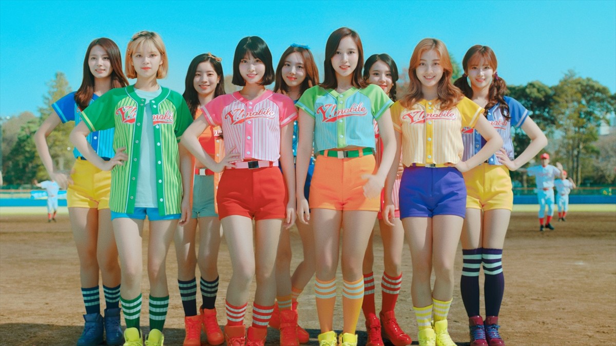 TWICE、カラフルなユニフォーム姿がかわいい！ワイモバ新CM