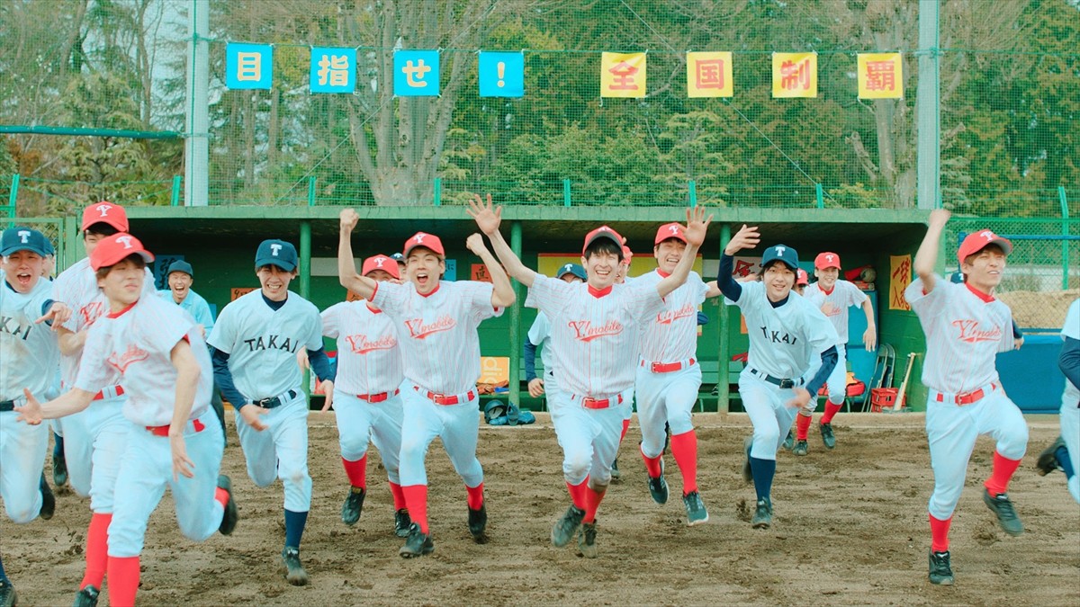 TWICE、カラフルなユニフォーム姿がかわいい！ワイモバ新CM