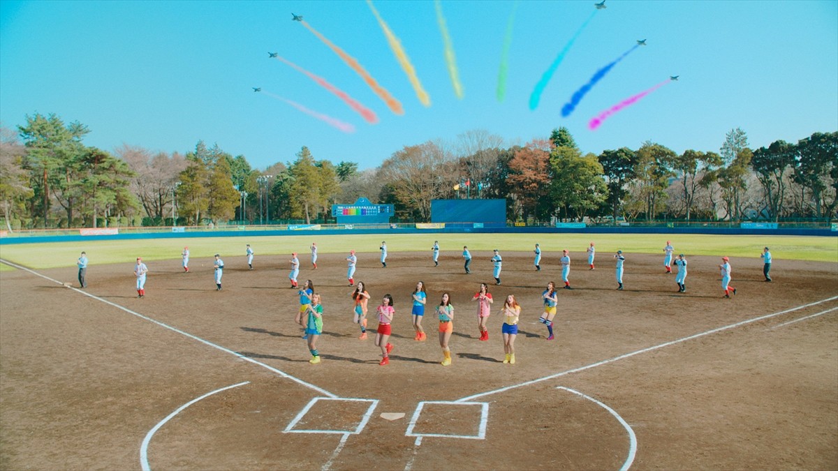 TWICE、カラフルなユニフォーム姿がかわいい！ワイモバ新CM