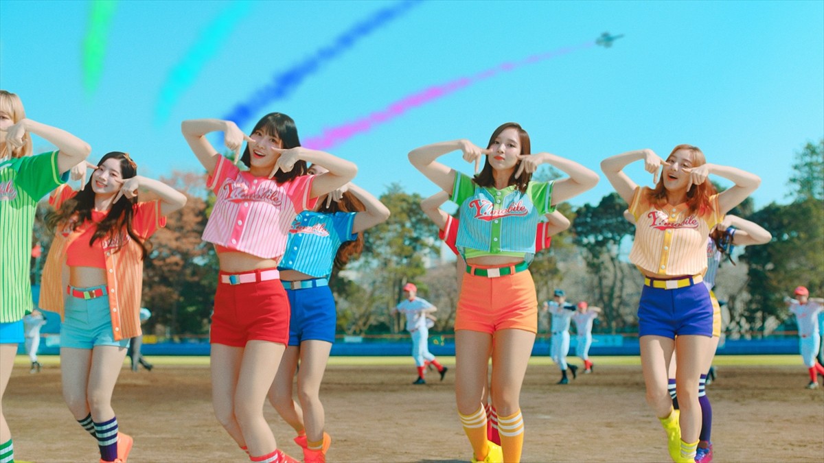 TWICE、カラフルなユニフォーム姿がかわいい！ワイモバ新CM