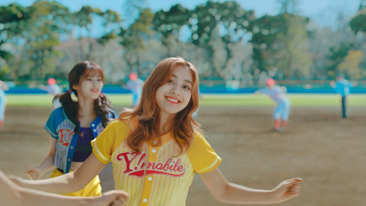 TWICE、カラフルなユニフォーム姿がかわいい！ワイモバ新CM
