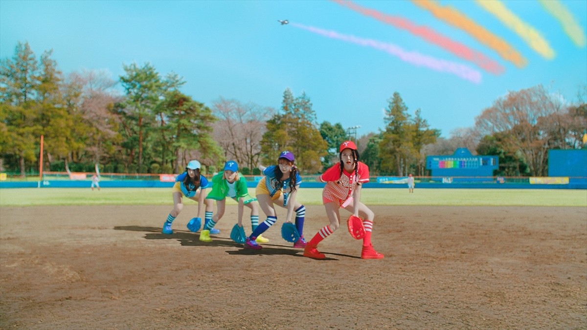 TWICE、カラフルなユニフォーム姿がかわいい！ワイモバ新CM