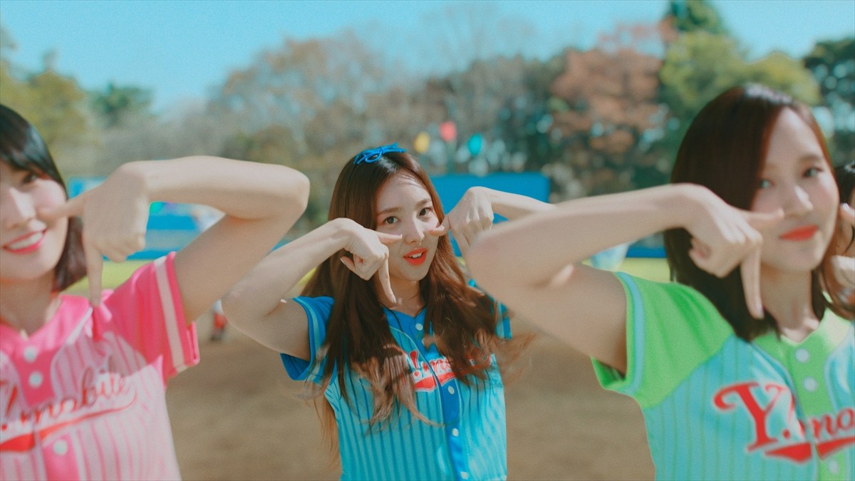 TWICE、カラフルなユニフォーム姿がかわいい！ワイモバ新CM