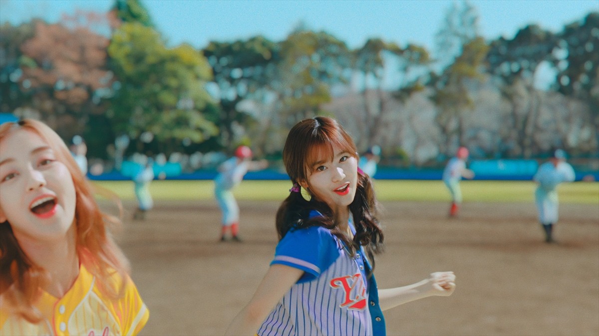 TWICE、カラフルなユニフォーム姿がかわいい！ワイモバ新CM