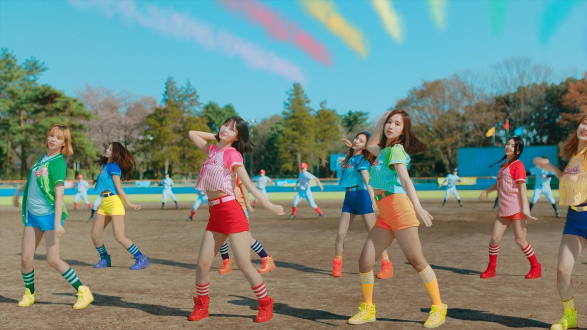 TWICE、カラフルなユニフォーム姿がかわいい！ワイモバ新CM