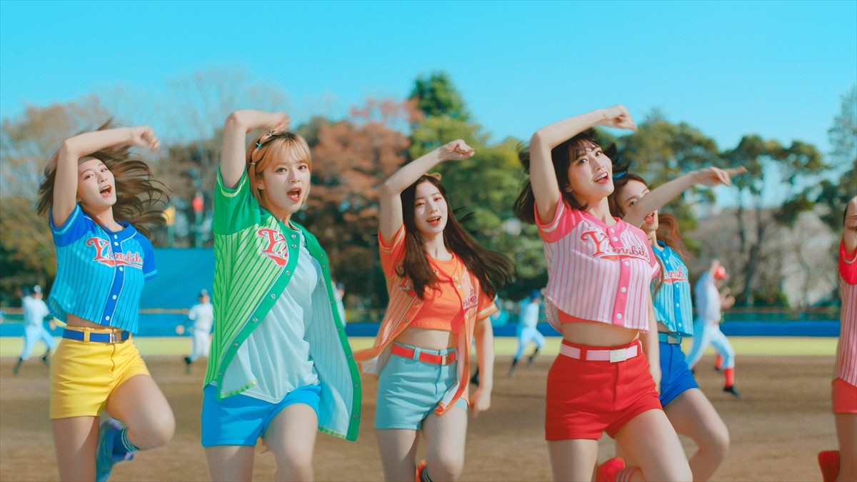 TWICE、カラフルなユニフォーム姿がかわいい！ワイモバ新CM