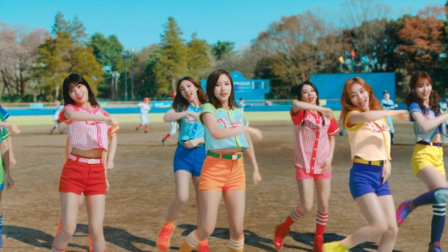 Twice カラフルなユニフォーム姿がかわいい ワイモバ新cm 18年4月22日 写真 エンタメ ニュース クランクイン