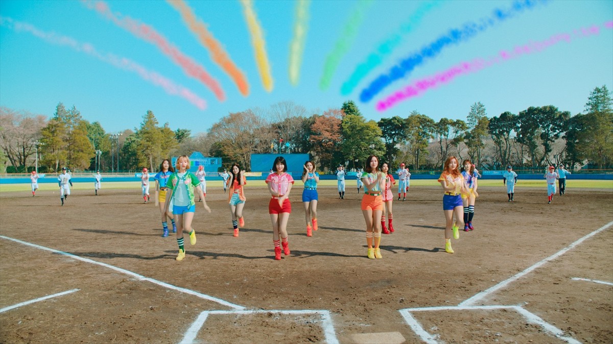 TWICE、カラフルなユニフォーム姿がかわいい！ワイモバ新CM