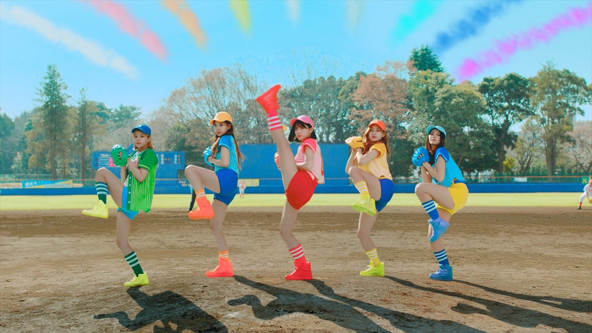 TWICE、カラフルなユニフォーム姿がかわいい！ワイモバ新CM