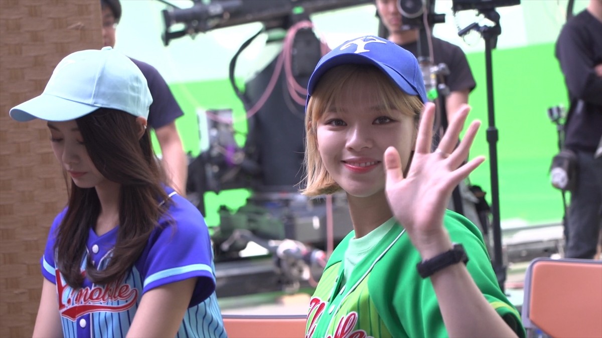 TWICE、カラフルなユニフォーム姿がかわいい！ワイモバ新CM