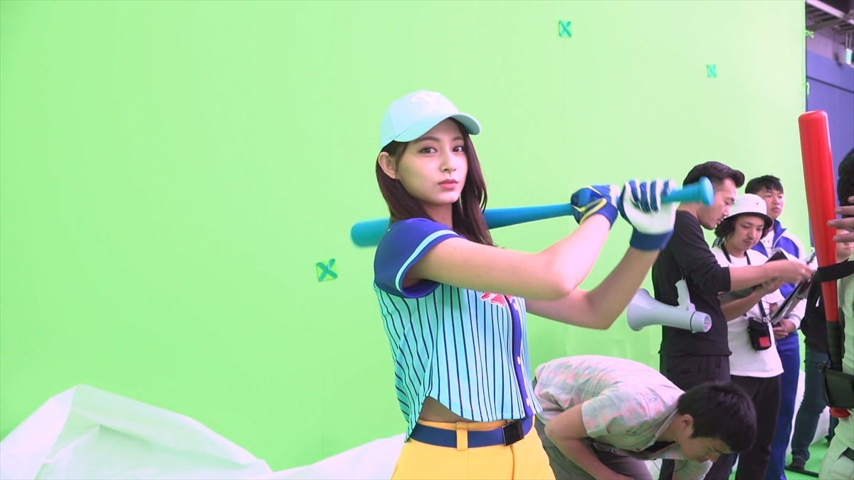 TWICE、カラフルなユニフォーム姿がかわいい！ワイモバ新CM
