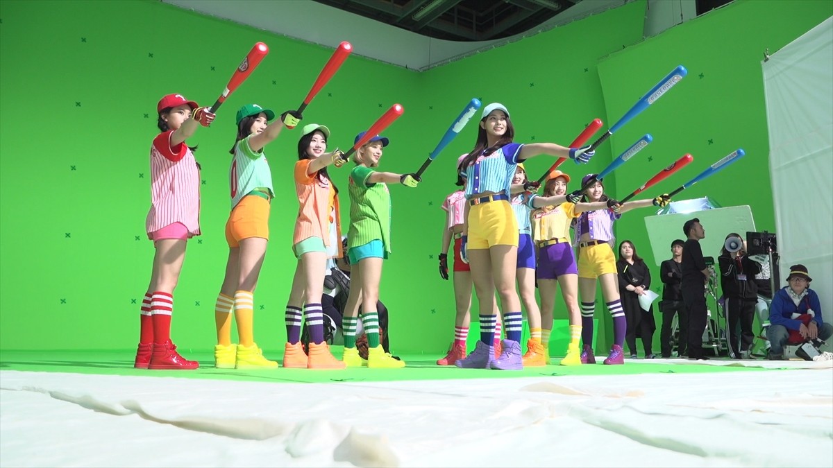 TWICE、カラフルなユニフォーム姿がかわいい！ワイモバ新CM