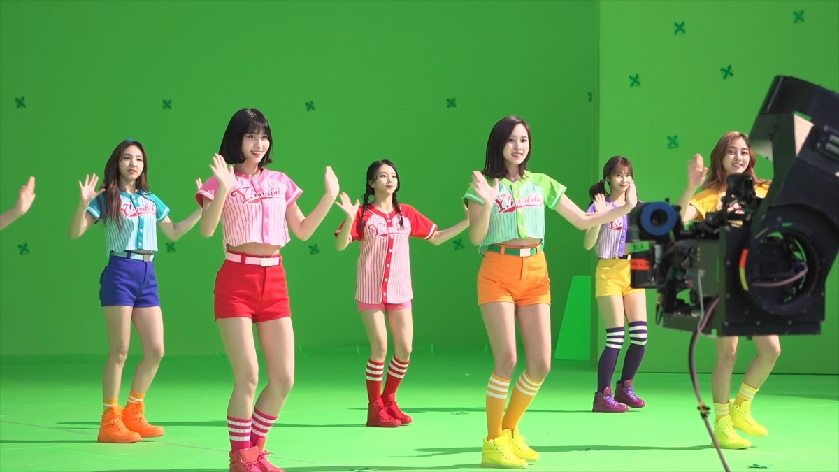 TWICE、カラフルなユニフォーム姿がかわいい！ワイモバ新CM