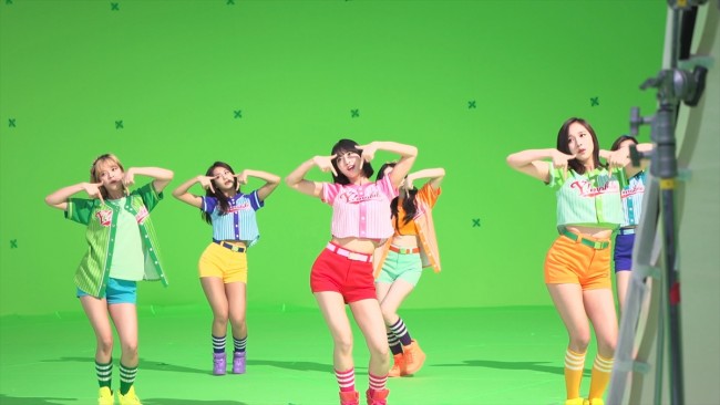 Twice カラフルなユニフォーム姿がかわいい ワイモバ新cm 18年4月22日 写真 エンタメ ニュース クランクイン