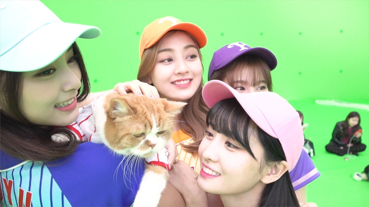 TWICE、カラフルなユニフォーム姿がかわいい！ワイモバ新CM