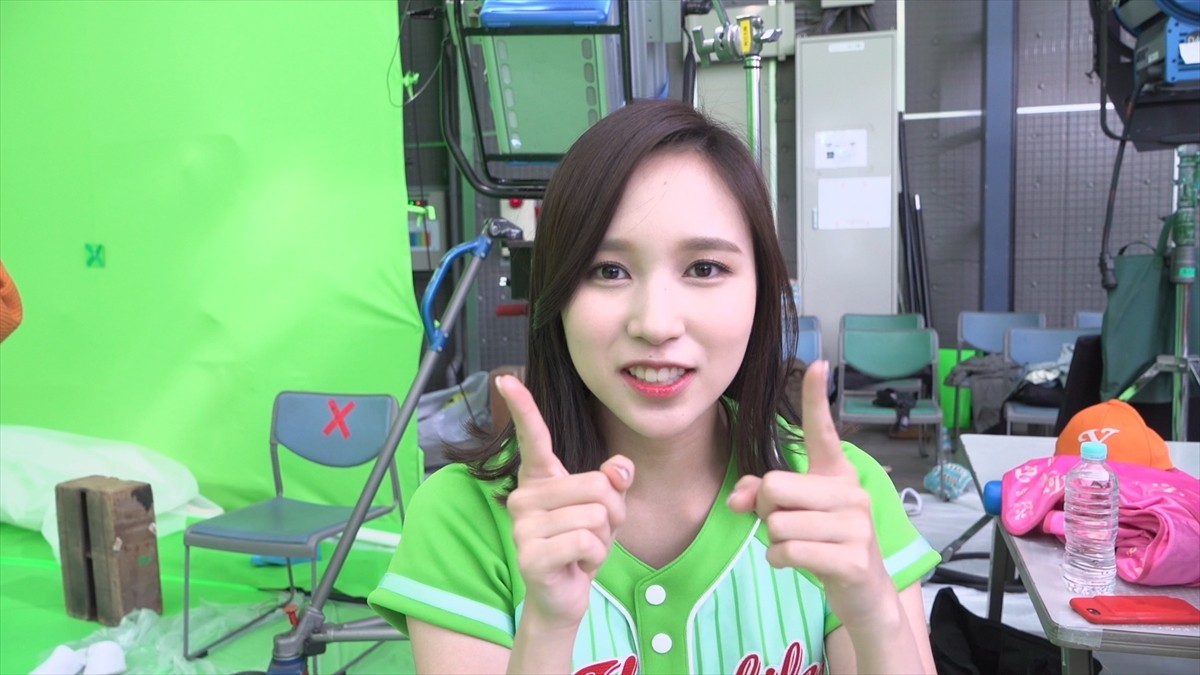 TWICE、カラフルなユニフォーム姿がかわいい！ワイモバ新CM
