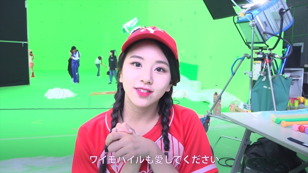 TWICE、カラフルなユニフォーム姿がかわいい！ワイモバ新CM