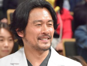 “神の手”を持つと称される心臓外科医を演じる内野聖陽