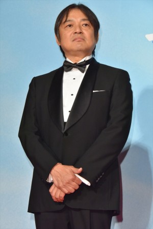 『空飛ぶタイヤ』レッドカーペットに登場した本木克英監督